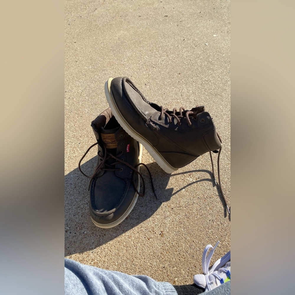 Brown winter boots (Levi’s)